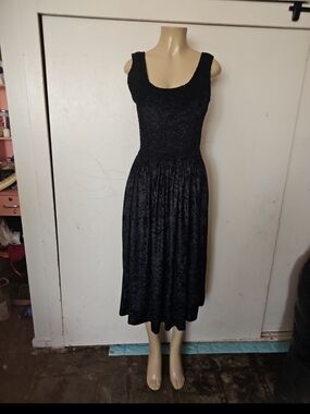 Elle Black Velvet Sleeveless Midi Dress